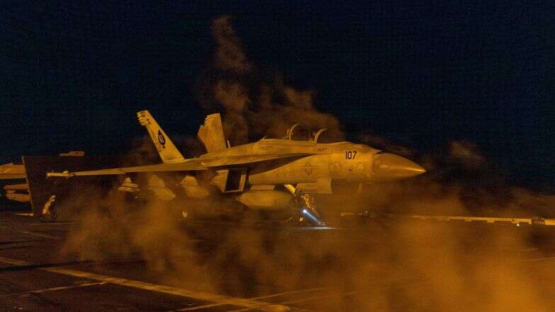 מטוס F/A-18F סופר הורנט, המצורף לטייסת קרב התקיפה (VFA) 41, מתכונן לשיגור מסיפון הטיסה של נושאת המטוסים מסדרת נימיץ, USS אברהם לינקולן (CVN 72), לתמיכה במבצע "זעם אפי" | חיל הים האמריקאי/פיקוד המרכז של ארה"ב / AFP מטוס F/A-18F סופר הורנט, המצורף לטייסת קרב התקיפה (VFA) 41, מתכונן לשיגור מסיפון הטיסה של נושאת המטוסים מסדרת נימיץ, USS אברהם לינקולן (CVN 72), לתמיכה במבצע "זעם אפי" | חיל הים האמריקאי/פיקוד המרכז של ארה"ב / AFP