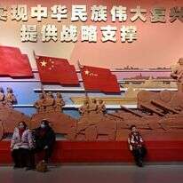 מבקרים צופים לצד תצוגת תבליט במוזיאון הצבאי בבייג'ינג ב-3 במרץ 2026, לקראת פתיחת המושב השנתי של הקונגרס הלאומי העממי (NPC) | אדק ברי / AFP מבקרים צופים לצד תצוגת תבליט במוזיאון הצבאי בבייג'ינג ב-3 במרץ 2026, לקראת פתיחת המושב השנתי של הקונגרס הלאומי העממי (NPC) | אדק ברי / AFP