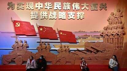 מבקרים צופים לצד תצוגת תבליט במוזיאון הצבאי בבייג'ינג ב-3 במרץ 2026, לקראת פתיחת המושב השנתי של הקונגרס הלאומי העממי (NPC) | אדק ברי / AFP