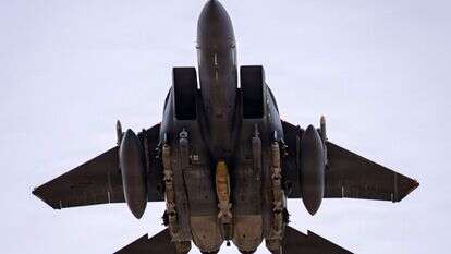 מטוס F-15E Strike Eagle של חיל האוויר האמריקאי ממריא למשימה במהלך מבצע "זעם אפי" ב-14 במרץ 2026. מטוס קרב אמריקאי התרסק מעל איראן | חיל האוויר האמריקאי ופיקוד המרכז של ארה"ב