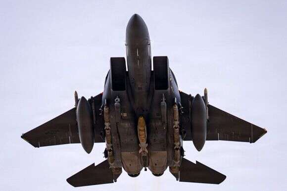 מטוס F-15E Strike Eagle של חיל האוויר האמריקאי ממריא למשימה | חיל האוויר האמריקאי ופיקוד המרכז של ארה"ב מטוס F-15E Strike Eagle של חיל האוויר האמריקאי ממריא למשימה | חיל האוויר האמריקאי ופיקוד המרכז של ארה"ב