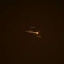 שובלי רקטות נראים בשמיים מעל נתניה, על רקע מטח חדש של תקיפות טילים איראניות | AFP שובלי רקטות נראים בשמיים מעל נתניה, על רקע מטח חדש של תקיפות טילים איראניות | AFP