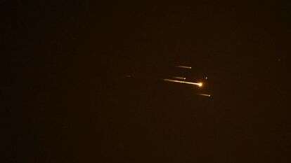 שובלי רקטות נראים בשמיים מעל נתניה, על רקע מטח חדש של תקיפות טילים איראניות | AFP