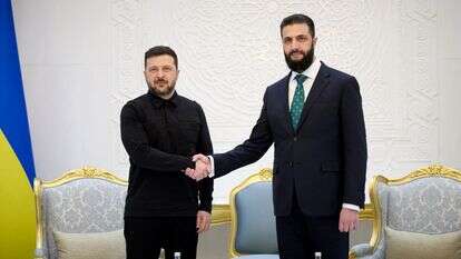 נשיא סוריה אחמד א-שרע ונשיא אוקראינה וולודימיר זלנסקי, בפגישתם בדמשק | AFP