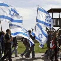 המסעות לפולין נתפסים בחינוך הדתי כאירוע של תחזקות רוחנית. "צעדת החיים" במחנה אושוויץ־בירקנאו, 2007 | איי.אף.פי