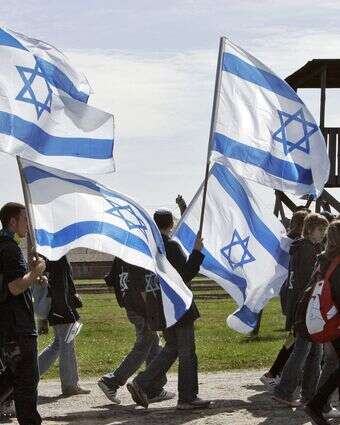 המסעות לפולין נתפסים בחינוך הדתי כאירוע של תחזקות רוחנית. "צעדת החיים" במחנה אושוויץ־בירקנאו, 2007 | איי.אף.פי