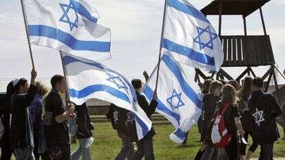 המסעות לפולין נתפסים בחינוך הדתי כאירוע של תחזקות רוחנית. "צעדת החיים" במחנה אושוויץ־בירקנאו, 2007 | איי.אף.פי