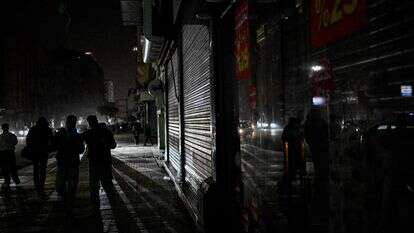 חשיכה ברחובות קהיר | AFP