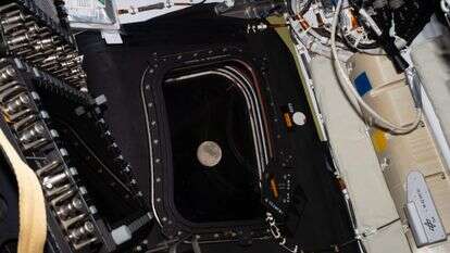 מבט על הירח שצולם על ידי צוות ארטמיס II לפני שהלכו לישון ביום החמישי לטיסה | NASA via AP מבט על הירח שצולם על ידי צוות ארטמיס II לפני שהלכו לישון ביום החמישי לטיסה | NASA via AP