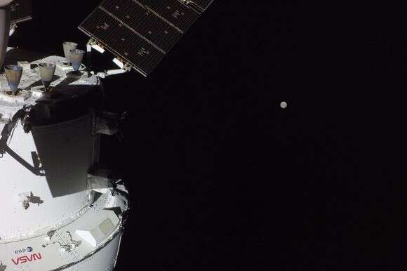 החללית אוריון עם הירח במרחק, 3 באפריל 2026 | NASA via AP החללית אוריון עם הירח במרחק, 3 באפריל 2026 | NASA via AP