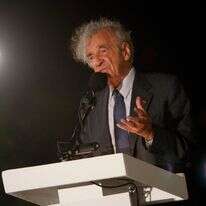 "במקום שממנו אני בא, החברה הייתה מורכבת משלוש קטגוריות פשוטות: הרוצחים, הקורבנות והעומדים מן הצד". ויזל, 2010 | מרים אלסטר, פלאש 90 "במקום שממנו אני בא, החברה הייתה מורכבת משלוש קטגוריות פשוטות: הרוצחים, הקורבנות והעומדים מן הצד". ויזל, 2010 | מרים אלסטר, פלאש 90