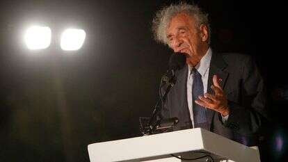 "במקום שממנו אני בא, החברה הייתה מורכבת משלוש קטגוריות פשוטות: הרוצחים, הקורבנות והעומדים מן הצד". ויזל, 2010 | מרים אלסטר, פלאש 90 "במקום שממנו אני בא, החברה הייתה מורכבת משלוש קטגוריות פשוטות: הרוצחים, הקורבנות והעומדים מן הצד". ויזל, 2010 | מרים אלסטר, פלאש 90