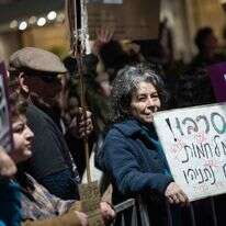 מפגינים נגד המלחמה, השבוע בירושלים | יונתן זינדל, פלאש 90 מפגינים נגד המלחמה, השבוע בירושלים | יונתן זינדל, פלאש 90