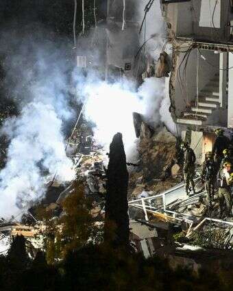 הריסות המבנה בחיפה שנפגע מטיל איראני | פלאש 90