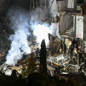 הריסות המבנה בחיפה שנפגע מטיל איראני | פלאש 90 הריסות המבנה בחיפה שנפגע מטיל איראני | פלאש 90