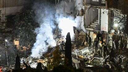 הריסות המבנה בחיפה שנפגע מטיל איראני | פלאש 90