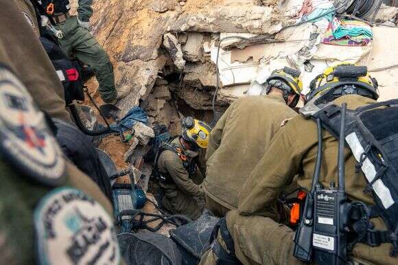 כוחות החילוץ באתר פגיעת הטיל בחיפה | דובר צה"ל