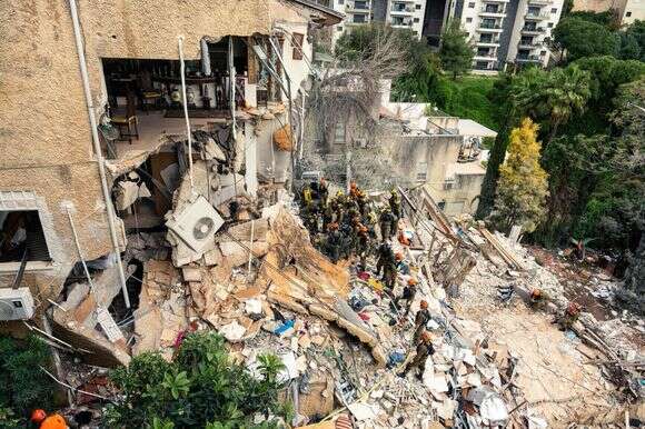 כוחות החילוץ באתר פגיעת הטיל בחיפה | דובר צה"ל כוחות החילוץ באתר פגיעת הטיל בחיפה | דובר צה"ל