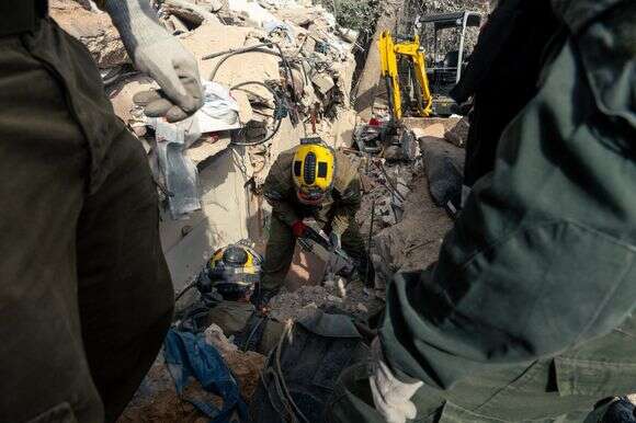 כוחות החילוץ באתר פגיעת הטיל בחיפה | דובר צה"ל