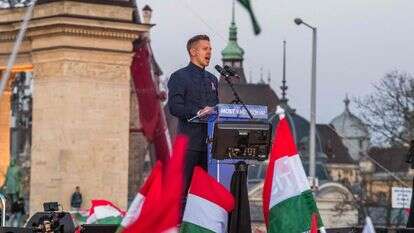 מנהיג האופוזיציה ההונגרית ונשיא מפלגת טיסה (כבוד וחירות), פטר מג'יאר, נואם בעצרת קמפיין שאורגנה על ידי מפלגת טיסה בהונגריה בבודפשט | פרנץ איזה / AFP