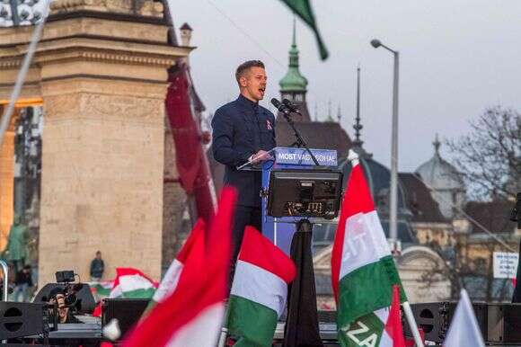 מנהיג האופוזיציה ההונגרית ונשיא מפלגת טיסה (כבוד וחירות), פטר מג'יאר, נואם בעצרת קמפיין שאורגנה על ידי מפלגת טיסה בהונגריה בבודפשט | פרנץ איזה / AFP