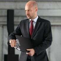 שר החוץ של צרפת, ז'אן-נואל בארו, מגיע למסיבת עיתונאים במהלך פגישת שרי החוץ של מדינות ה-G7 עם מדינות שותפות לשיחות על מלחמת רוסיה באוקראינה והמצב במזרח התיכון במנזר ו-דה-סרניי בסרניי-לה-ויל מחוץ לפריז | AFP שר החוץ של צרפת, ז'אן-נואל בארו, מגיע למסיבת עיתונאים במהלך פגישת שרי החוץ של מדינות ה-G7 עם מדינות שותפות לשיחות על מלחמת רוסיה באוקראינה והמצב במזרח התיכון במנזר ו-דה-סרניי בסרניי-לה-ויל מחוץ לפריז | AFP