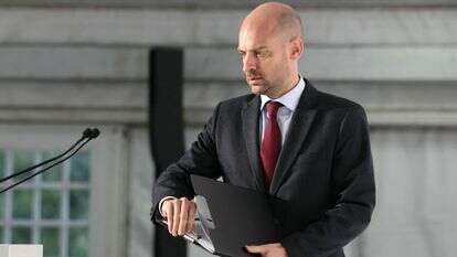 שר החוץ של צרפת, ז'אן-נואל בארו, מגיע למסיבת עיתונאים במהלך פגישת שרי החוץ של מדינות ה-G7 עם מדינות שותפות לשיחות על מלחמת רוסיה באוקראינה והמצב במזרח התיכון במנזר ו-דה-סרניי בסרניי-לה-ויל מחוץ לפריז | AFP