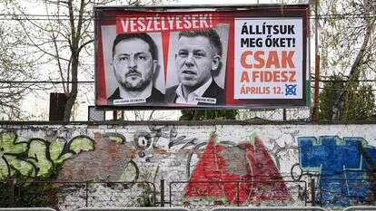 שלט חוצות פרו-ממשלתי ובו דיוקנאות של נשיא אוקראינה וולודימיר זלנסקי (משמאל) ומנהיג האופוזיציה ההונגרית פיטר מג'יאר עם הכיתוב "הם מסוכנים" (למעלה) ו"בואו נעצור אותם, רק פידש (מפלגת המושל)" | אטילה קיסבנדק / AFP