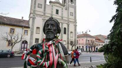 פסל של המלך לדיסלב הראשון מהונגריה, המכונה גם קדוש לדיסלב, עם זרי פרחים וסרטים בצבעי הלאום ההונגרי | דניאל מיהאילסק / AFP