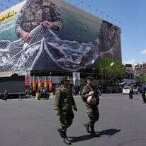 שני שוטרים הולכים מול שלט חוצות אנטי-אמריקאי המתאר מטוסים אמריקאים נלכדים על ידי כוחות איראניים ברשת דיג מתחת למילים בפרסית "מיצרי הורמוז יישאר סגור, כל המפרץ הפרסי הוא אזור הציד שלנו", בטהרן | AP/Vahid Salemi שני שוטרים הולכים מול שלט חוצות אנטי-אמריקאי המתאר מטוסים אמריקאים נלכדים על ידי כוחות איראניים ברשת דיג מתחת למילים בפרסית "מיצרי הורמוז יישאר סגור, כל המפרץ הפרסי הוא אזור הציד שלנו", בטהרן | AP/Vahid Salemi