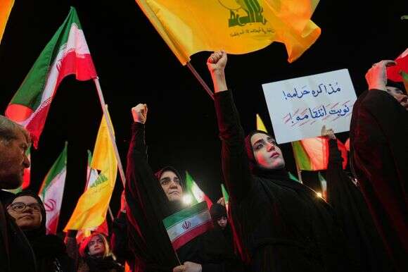 תומכי הממשלה מתאספים לקראת תהלוכת הלוויה של מייג'ור גנרל מג'יד ח'דמי, ראש המודיעין של משמרות המהפכה של איראן, בטהרן | AP/Francisco Seco