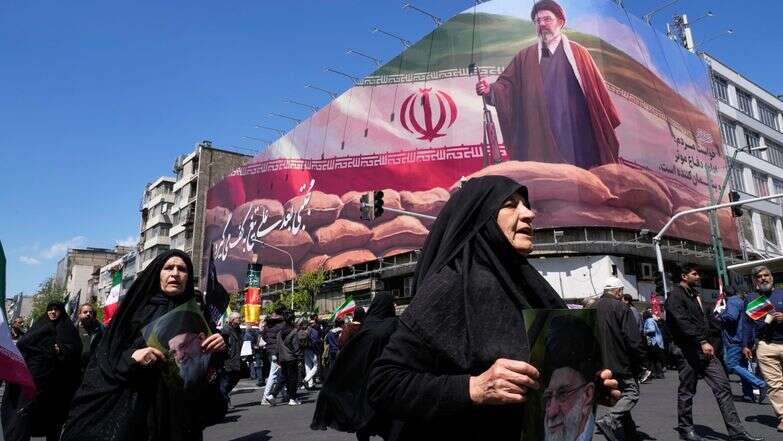 תומכי משטר האייתוללות בטהרן, אחרי הכרזת הפסקת האש | AP