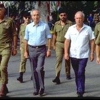 ראש הממשלה שמעון פרס ושר הביטחון יצחק רבין בביקור בקריה, 1985 | נתי הרניק, לע"מ