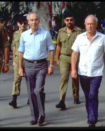 ראש הממשלה שמעון פרס ושר הביטחון יצחק רבין בביקור בקריה, 1985 | נתי הרניק, לע"מ