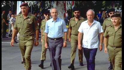 ראש הממשלה שמעון פרס ושר הביטחון יצחק רבין בביקור בקריה, 1985 | נתי הרניק, לע"מ