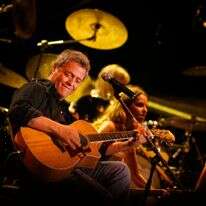 מהמוזיקאים היחידים בישראל שעסקו בשואה. שלמה ארצי בהופעה בבריכת הסולטן בירושלים, 2007 | מיכל פתאל, פלאש 90 מהמוזיקאים היחידים בישראל שעסקו בשואה. שלמה ארצי בהופעה בבריכת הסולטן בירושלים, 2007 | מיכל פתאל, פלאש 90