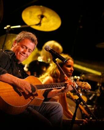 מהמוזיקאים היחידים בישראל שעסקו בשואה. שלמה ארצי בהופעה בבריכת הסולטן בירושלים, 2007 | מיכל פתאל, פלאש 90