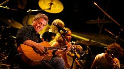 מהמוזיקאים היחידים בישראל שעסקו בשואה. שלמה ארצי בהופעה בבריכת הסולטן בירושלים, 2007 | מיכל פתאל, פלאש 90