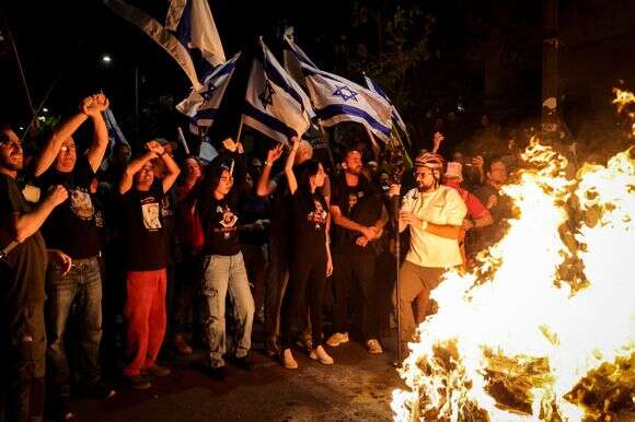 הפגנה נגד ההחלטה לפטר את שר הביטחון דאז יואב גלנט, סמוך למעון ראש הממשלה בירושלים, 6 בנובמבר 2024 | חיים גולדברג - פלאש 90 הפגנה נגד ההחלטה לפטר את שר הביטחון דאז יואב גלנט, סמוך למעון ראש הממשלה בירושלים, 6 בנובמבר 2024 | חיים גולדברג - פלאש 90