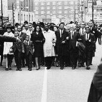 השל (מימין) משתתף בצעדה למען זכויות עובדי תברואה בממפיס, שהתקיימה כמה ימים לאחר רצח מרטין לותר קינג, בהובלת אלמנתו קורטה סקוט קינג | גטי אימג'ס