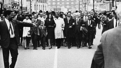 השל (מימין) משתתף בצעדה למען זכויות עובדי תברואה בממפיס, שהתקיימה כמה ימים לאחר רצח מרטין לותר קינג, בהובלת אלמנתו קורטה סקוט קינג | גטי אימג'ס