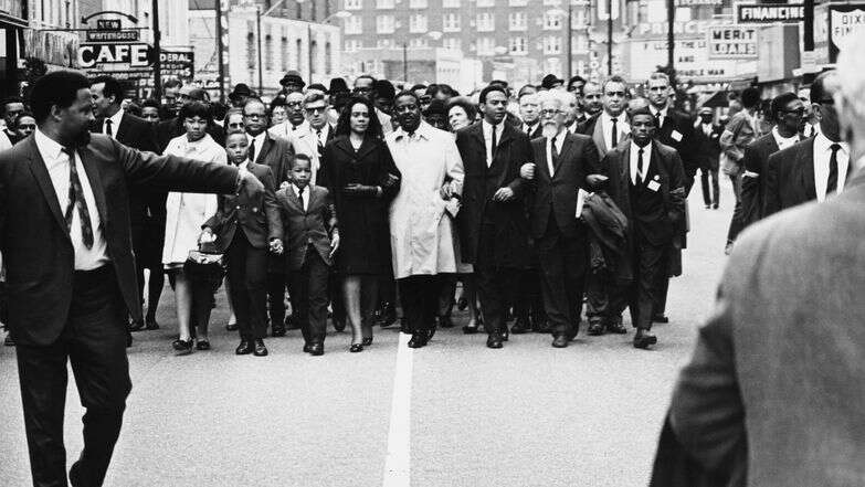 השל (מימין) משתתף בצעדה למען זכויות עובדי תברואה בממפיס, שהתקיימה כמה ימים לאחר רצח מרטין לותר קינג, בהובלת אלמנתו קורטה סקוט קינג | גטי אימג'ס