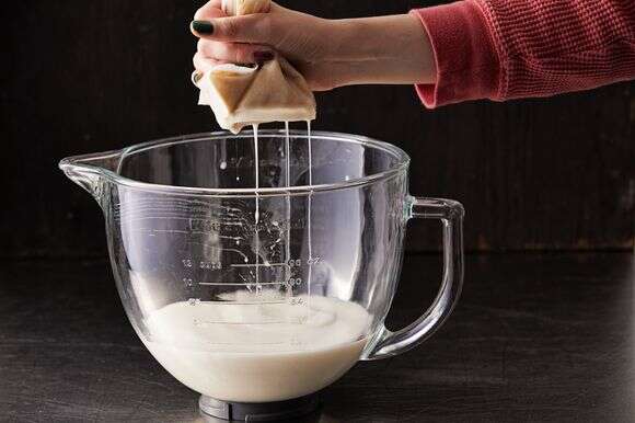 שקית בד מקלה על תהליך הכנת חלב שיבולת שועל | טום מקורקל עבור הוושינגטון פוסט