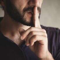 אדם מבקש מאדם אחר לשתוק | שאטרסטוק אדם מבקש מאדם אחר לשתוק | שאטרסטוק