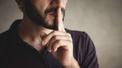 אדם מבקש מאדם אחר לשתוק | שאטרסטוק אדם מבקש מאדם אחר לשתוק | שאטרסטוק