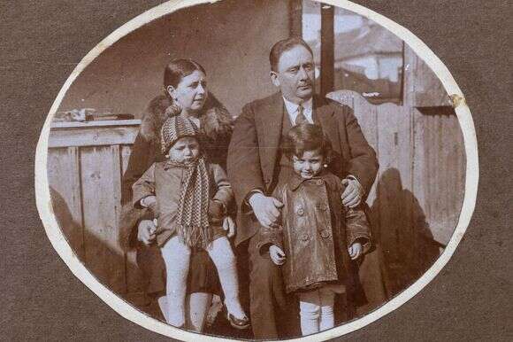 "תמונות שנחקקו בי". האב מיקלוש, האם אליזבת, דוד והאחות מרים | באדיבות המצולם, מתוך האוסף המשפחתי