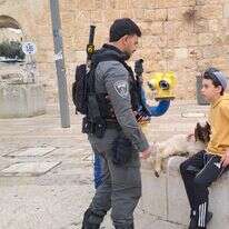 בארי סגל והגדי סמוך לשער האשפות, בערב פסח | ללא