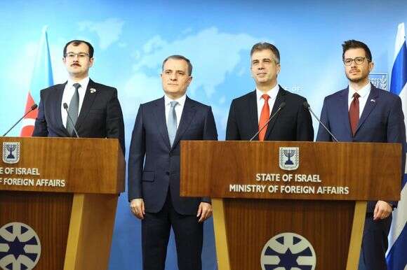 שר החוץ (דאז) אלי כהן ועמיתו האזרי ג'ייהון ביירמוב בפתיחת שגרירות אזרבייג'ן בישראל, 2023 | מירי שמענוביץ, משרד החוץ