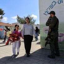 הורים אוספים את ילדיהם בסוף יום הלימודים בבית ספר יסודי במועצה האזורית חוף אשקלון לאחר שפיקוד העורף ומשרד החינוך אישרו את חידוש הלימודים ברשויות מקומיות | צפריר אביוב, פלאש 90




 *** Local Caption *** 
בית ספר
אשקלון
תלמידים