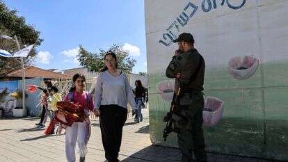 הורים אוספים את ילדיהם בסוף יום הלימודים בבית ספר יסודי במועצה האזורית חוף אשקלון לאחר שפיקוד העורף ומשרד החינוך אישרו את חידוש הלימודים ברשויות מקומיות | צפריר אביוב, פלאש 90




 *** Local Caption *** 
בית ספר
אשקלון
תלמידים